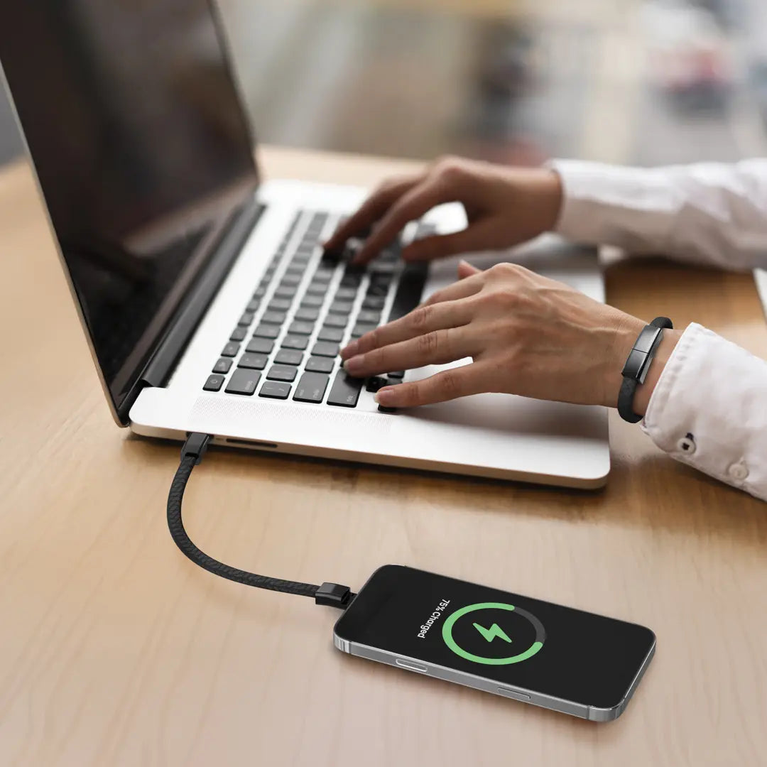 كابل بورودو USB-C إلى Lightning بتصميم سوار مع مشبك فولاذي مغناطيسي - أسود
